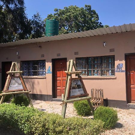 Lusaka Backpackers Hostel ภายนอก รูปภาพ