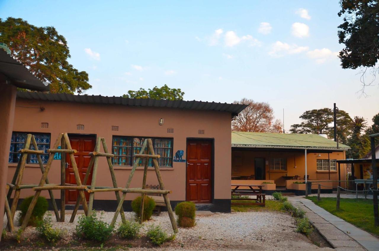 Lusaka Backpackers Hostel ภายนอก รูปภาพ
